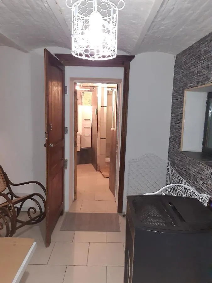 שרלרואה La P'Tite Maison 0*,